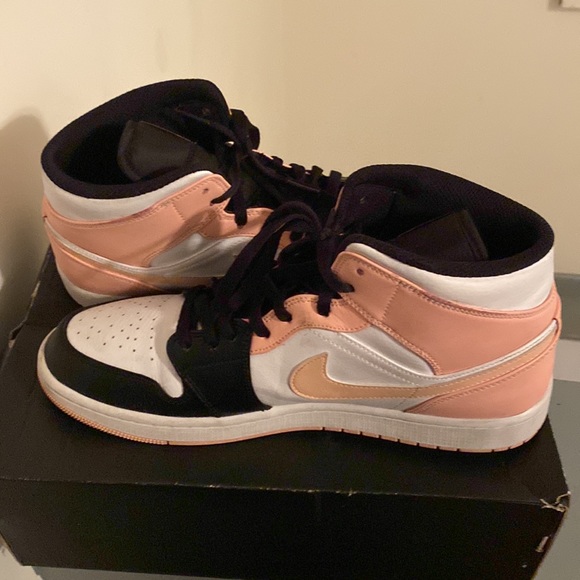 Jordan 1 Mid - Picture 2 of 3